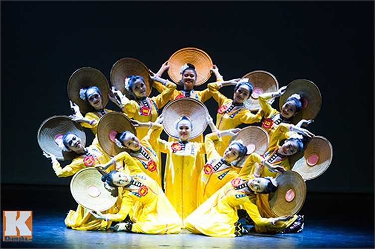 Tiết mục Mùa ban nở của tập thể nữ K27/4