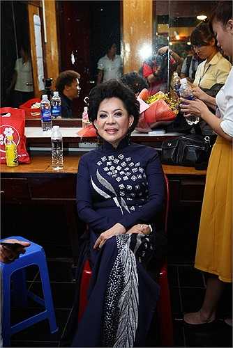 Hàng ngàn khán giả xếp hàng để được vào thưởng thức chương trình nghệ thuật đặc biệt Sol vàng số thứ hai với hai nữ danh ca Phương Dung và Giao Linh.