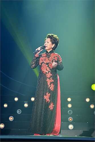 Với Nỗi buồn hoa phượng (Thanh Sơn), người nghe được sống thấp thoáng lại một thời cắp sách đến trường. 