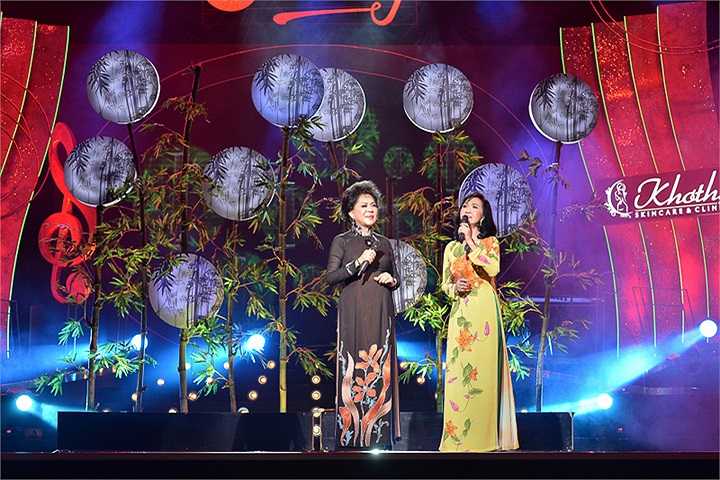 Giai điệu, ca từ quen thuộc đến nỗi, khi nhạc cất lên là khán giả có thể hát theo. 