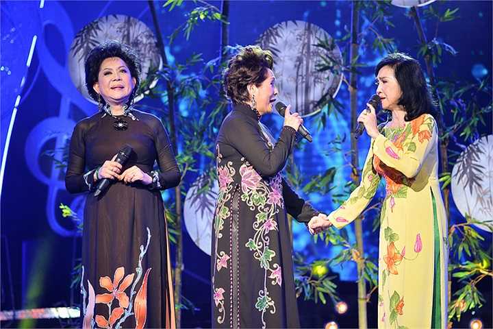 Nối tiếp không gian ấy, người nghe lại được thưởng thức thêm một trong các sáng tác kinh điển của dòng Bolero đó là Sang ngang với giọng hát Phương Dung. 