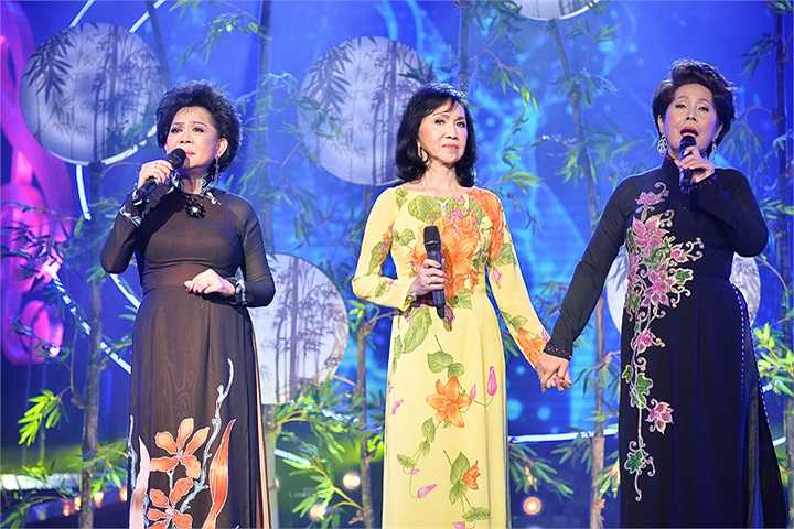 Hai màn song ca và tam ca với sự góp mặt của ca sỹ khách mời Trang Mỹ Dung mở màn cho phần cuối của chương trình đã tạo nên một không khí giao hòa khó tả trong âm nhạc.