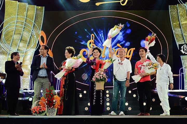 Nếu gần như trọn vẹn chương trình, người nghe được dẫn dắt trong một màu âm nhạc, thì màn song ca hai thế hệ Phương Dung – Phương Vy ở sáng tác Hình ảnh người em không đợi đã tạo nên một phút thăng hoa khác. 