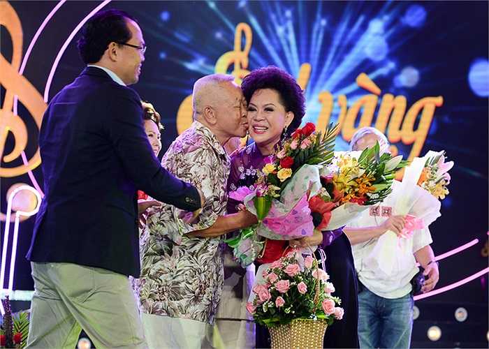 Chất nhạc có chút hồ hởi, tươi tắn của nhạc sĩ Hoàng Thi Thơ cùng với bản phối có tiết tấu đã giúp cho chương trình làm nhẹ nhàng hơn màu sắc tổng thể của Sol vàng.