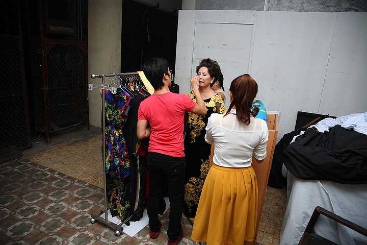 Mở đầu chương trình, bức rèm nhung khép hờ để nơi đó, hai giọng hát vượt thời gian cất lên những bài hát đã làm cho tên tuổi của họ vang mãi trong lòng người hâm mộ. 