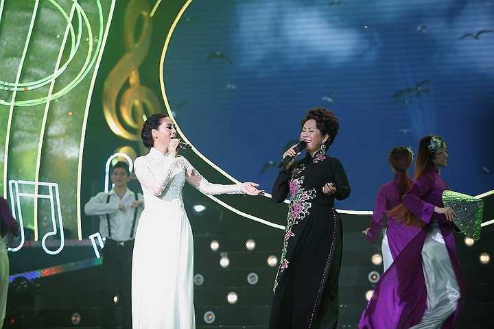 Sau hai tác phẩm nổi tiếng ấy, người nghe được dắt ngay vào phần một của chương trình với 'Nữ hoàng sầu muộn' Giao Linh