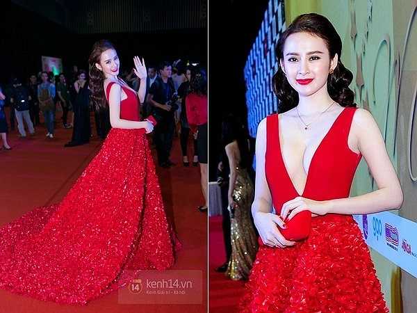 Angela Phương Trinh đã 'đánh chiếm' thảm đỏ Đêm hội chân dài 8 với bộ đầm dạ hội khoét ngực khá bạo, khoe khéo vòng ngực gợi cảm lẫn làn da trắng sứ không tì vết