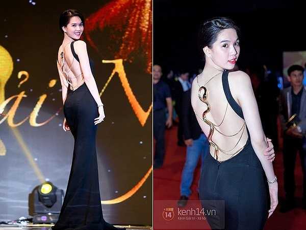 Ngọc Trinh cũng không kém cạnh khi diện đầm đuôi cá theo phong cách tối giản của Roberto Cavalli. 