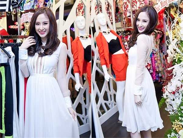 Trong lần chạm trán cuối cùng, Angela Phương Trinh đã chọn cho mình mẫu váy trắng nhẹ nhàng với điểm nhấn là phần phối vải sheer trong suốt trên ngực áo, giúp người mặc khoe vòng một đầy ý nhị.