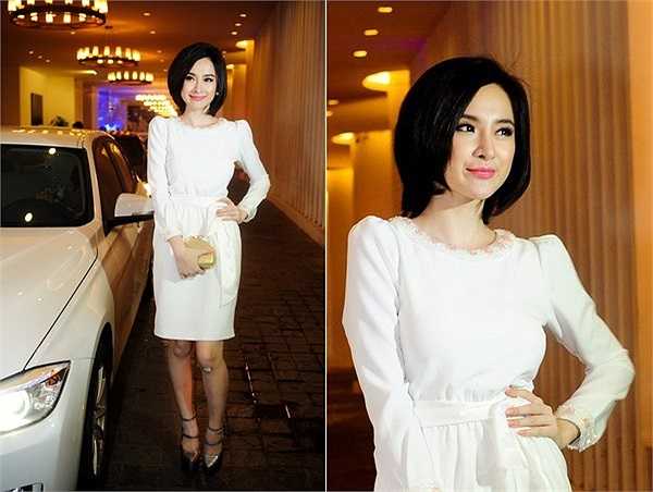 Tại một sự kiện khác, Angela Phương Trinh bất ngờ thay đổi phong cách khi diện váy 'fake' tông màu trắng của kiều nữ Song Hye Kyo.