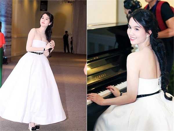 'Bà mẹ nhí' trông 'dừ' bao nhiêu thì 'nữ hoàng nội y' lại xinh xắn, trẻ trung bấy nhiêu trong mẫu đầm xòe như công chúa.