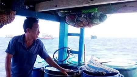 Ông Nghiệp kể rằng: Trước đây đi biển sợ nhất là bão tố, cuồng phong nhưng nay, ra biển Hoàng Sa nỗi ám ảnh lại là những con tàu vỏ sắt to lớn của Trung Quốc. Chúng hung hăng, bày đủ chiêu trò, cạm bẫy với ngư dân Việt Nam trên ngư trường truyền thống - Ảnh: TPO