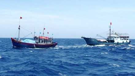 Tàu sắt Trung Quốc ngang ngược uy hiếp tàu cá Việt nam trên vùng biển Hoàng Sa - Ảnh: TPO