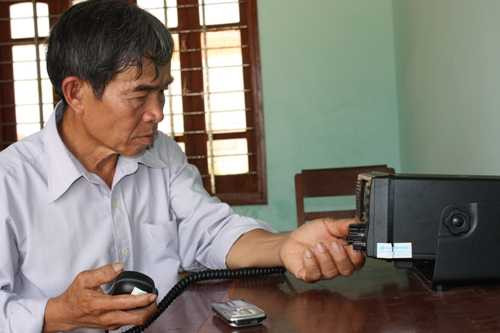 Ông Nguyễn Quốc Chinh - Chủ tịch nghiệp đoàn nghề cá xã An Hải, huyện Lý Sơn đang liên lạc với tàu cá của ngư dân Lý Sơn