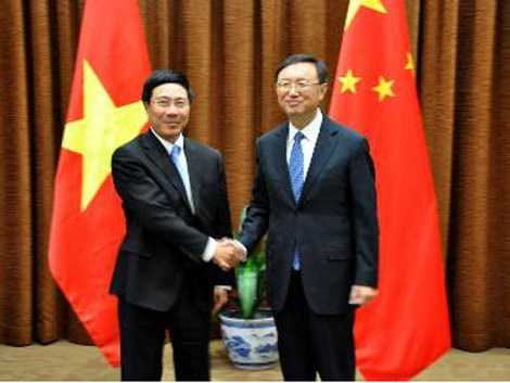 Bộ trưởng Ngoại giao Phạm Bình Minh gặp gỡ ông Dương Khiết Trì năm 2012 (khi đó ông này giữ chức Bộ trưởng Ngoại giao).