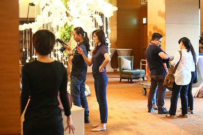 Công ty của Tăng Thanh Hà đứng ra tổ chức tiệc. Chính vậy, chiều 15/6, cô đến sớm để lo việc hậu cần. Nữ diễn viên ăn mặc khá giản dị.