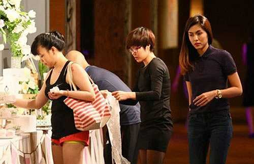 Nữ diễn viên sửa lại bàn trang trí tiệc.