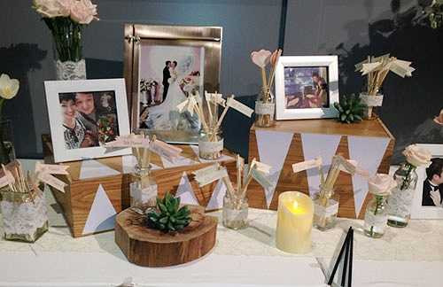 Những tấm hình kỷ niệm của đôi trẻ được sắp đặt hài hòa. 