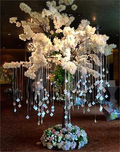 Cô tự chụp tấm hình về cây hoa trang trí bữa tiệc đăng lên trang cá nhân với dòng chữ: 'Xem tổng duyệt lại các đoạn video cưới tự nhiên rưng rưng nước mắt xúc động quá. Chúc mừng em tôi! Chú rể quá tuyệt vời... Chúc hai vợ chồng luôn nồng nàn như lúc mới yêu! Love you'. 