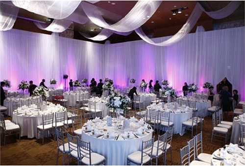 Gam màu tím và trắng là gam màu chủ đạo trong tiệc cưới. Dự kiến có khoảng 1.000 khách mời với nhiều doanh nhân và nghệ sĩ đến tham dự. 