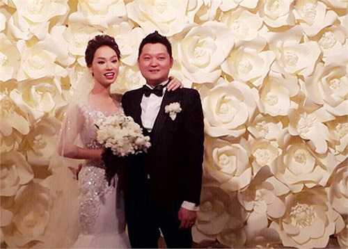 Cô dâu Trà My Idol và chú rể Tô Văn Đức chi khá bộn tiền cho tiệc cưới tại một khách sạn 5 sao ở TP HCM vào chiều 15/6. 