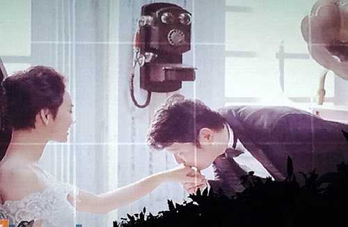Để chuẩn bị cho tiệc cưới này, toàn bộ ghế trong khách sạn được thay mới. Hoa và những vật trang trí trong bàn tiệc đều được nhập ngoại. Theo một nguồn tin, gia đình nhà trai bỏ ra hơn 500 triệu đồng để trang trí bàn tiệc của hơn 1.000 khách mời. Cô dâu diện váy cưới đính 3.000 viên pha lê, trị giá 200 triệu đồng sánh bước bên chú rể lịch lãm.