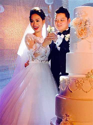 Đôi tân lang, tân nương tiến hành nghi lễ cắt bánh cưới. Họ tỏ ra khá bình tĩnh chứ không hồi hộp như những cô dâu chú rể khác. 