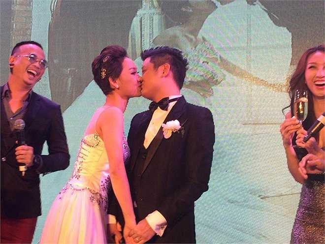 Cặp đôi trao nhau ánh mắt hạnh phúc rạng ngời.