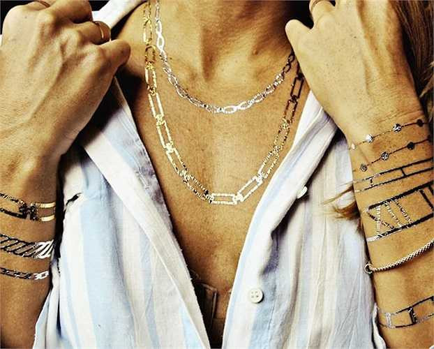 Mới đây, các bạn trẻ trên thế giới đã nghĩ ra một dạng xăm có tên gọi flash tatoo (tạm gọi là xăm ánh kim).