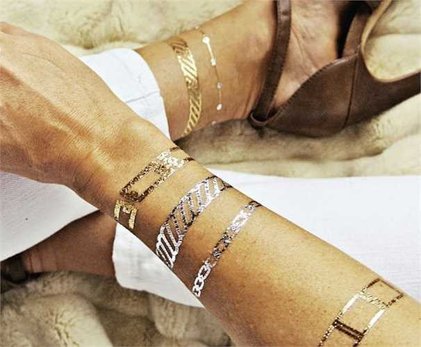 Xăm ánh kim được lấy cảm hứng từ các đồ trang sức mọi người vẫn hay sử dụng.