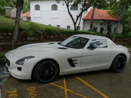 Mercedes-Benz SLS AMG đầu tiên màu bạc