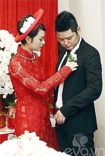 Áo dài cưới của nữ ca sỹ cũng được thiết kế riêng vô cùng tinh tế và tỉ mỉ.