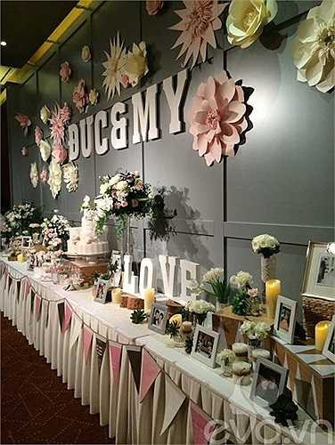 Ấn tượng đầu tiên của khách mời khi đến với đám cưới của Trà My là tràn ngập hoa cưới rất lãng mạn.