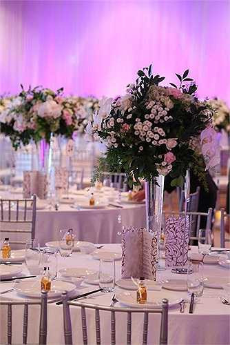 Thông tin từ bạn thân của cô dâu, chú rể thì để đạt đến sự hoàn hảo, chồng Trà My đã bỏ ra khoảng 500 triệu đồng để thay ghế. 