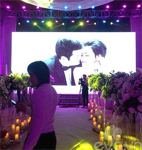 Hoa cưới và nến ngập tràn lối đi trong hôn lễ.