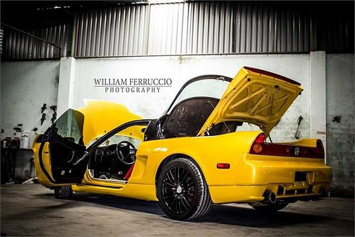 Chiếc xe trong bài viết từng xuất hiện trên phố Sài Gòn với màu đen. Tuy nhiên, sau khi đổi chủ, nó đã được khoác lên mình một lớp sơn mới màu vàng Lamborghini rất bắt mắt.