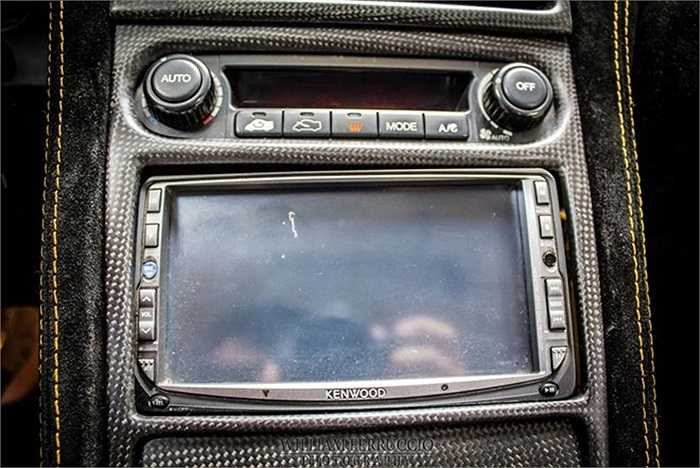 Bên trong, xe có sáu lựa chọn cho màu nội thất. Các bảng điều khiển trung tâm cũng được cải tiến với nhiều chi tiết mạ chrome.