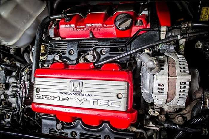 Máy móc trên NSX không thay đổi, vẫn sử dụng động cơ V6, DOHC, sản sinh 252 mã lực ở 6.600 vòng/phút. Hộp số 4 số tự động hoặc 6 số tay được truyền động tới bánh sau. Chiếc xe trong bài được trang bị động cơ 6 số tay. Hệ thống treo phục hồi và bánh xe lớn hơn.