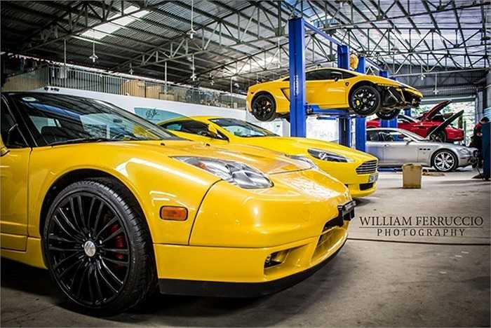 Bên trong xưởng độ còn xuất hiện hàng loạt siêu xe khác như Aston Martin DB9, Lambornghini Gallardo SE, Maserati Quattroporte, Ferrari California. 