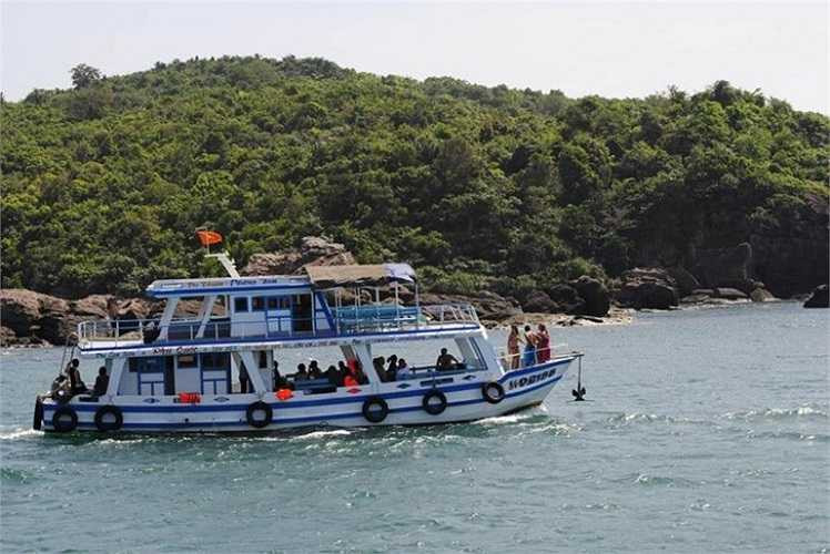 Năm 2002, ngư trường Phú Quốc đã khai thác được 58.000.000 tấn hải sản các loại. Vùng biển này có nhiều loài hải sản như hải sâm, cá ngừ, đồi mồi, ngọc trai, cá thu, cá cơm. Sản lượng khai thác đạt 70.000 tấn/năm. Nơi đây nổi tiếng với hải sâm được người dân địa phương gọi là “đồn đột” và ngọc trai.