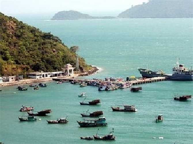 Bình Thuận là tỉnh duyên hải cực Nam Trung Bộ, với bờ biển dài 192 km từ mũi Đá Chẹt giáp Cà Ná, Ninh Thuận đến bãi bồi Bình Châu, Bà Rịa-Vũng Tàu. Ngư trường Bình Thuận luôn đi đầu trong lĩnh vực đánh bắt thủy hải sản của cả nước với trữ lượng 240.000 tấn hải sản các loại. 