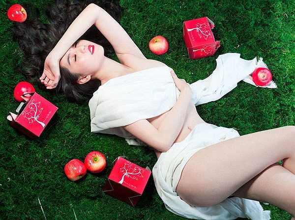 Ngọc Trinh cũng nude 100% và được che những điểm nhạy cảm bằng một dải khăn.