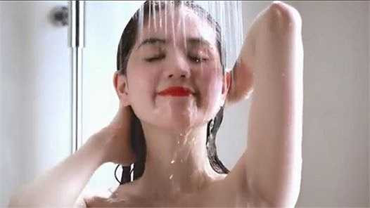 Ngọc Trinh viện cớ quảng cáo sữa tắm thì không thể quay trong phòng khách hay cửa hàng.