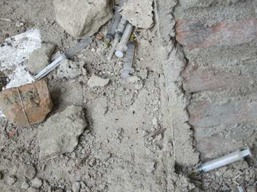  Kim tiêm trước trạm xe buýt trên đường Nơ Trang Long, quận Bình Thạnh).