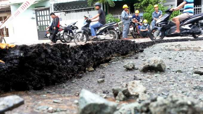 Những vết nứt dài hơn 2m - Ảnh : Đại Việt