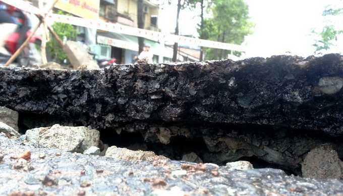 Mặt đường bị biến dạng lõm xuống khoảng 5cm - Ảnh: Đại Việt