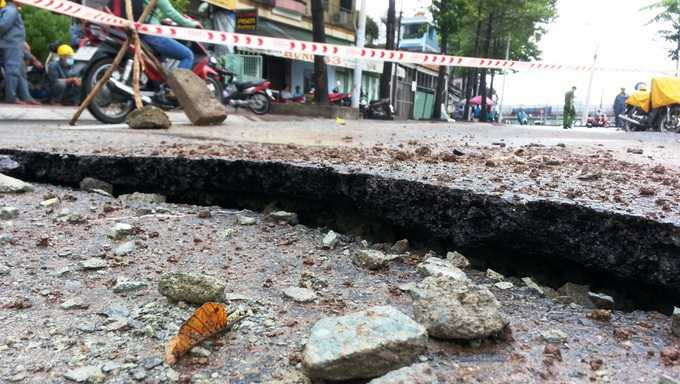 Những vết nứt lớn sau tiếng nổ - Ảnh: Đại Việt