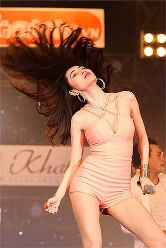 Bà xã của cầu thủ Công Vinh luôn bốc lửa mỗi lần trình diễn trên sân khấu.