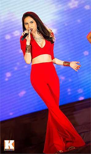 Thủy Tiên tựa như nữ thần đầy cám dỗ trong bộ trang phục màu đỏ bắt mắt. Theo Khám phá