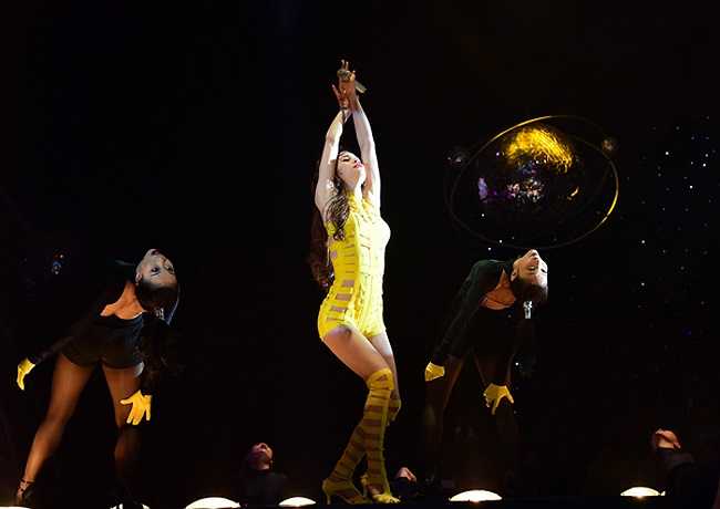 Hồ Ngọc Hà tựa như nữ thần gợi cảm trên sân khấu.